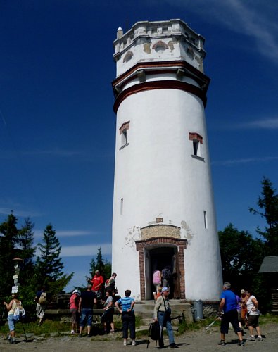 Kamenná rozhledna Biskupská kupa stojí na česko-polské hranici ve Zlatých horách ve výšce 800m. Je vysoká 19,3m a byla otevřena v r.1898. Při dobré vyditelnosti je možno dohlédnou až do Wroclavi nebo na vrcholky Vysokých Tater. Je na ní funkční poštovna.