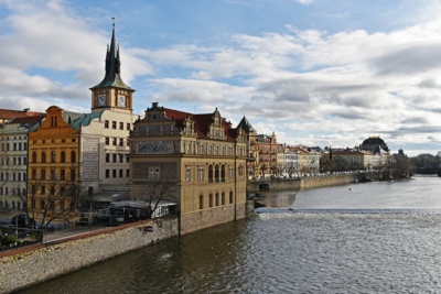 Vltava a nábřeží z Karlova mostu