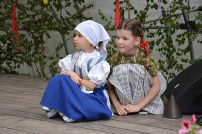 Dvě mladé dámy na folklórním festivalu.