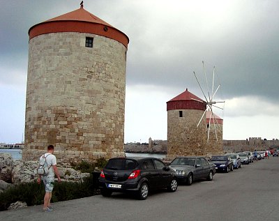 Rhodos. Větrné mlýny v přístavu hlavního města.