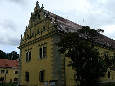 Volutový štít nejstaršího - západního - křídla*