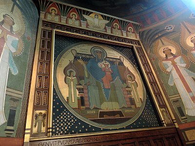 Jedna z Beuronských maleb na stěně kostela sv. Gabriela*