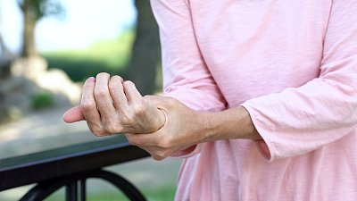 Osteoporóza vzniká nejvíce u žen po menopauze. Nejčastějším příznakem je postupná deformace postavy