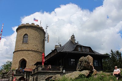 Nejstarší kamenná rozhledna Kleť + observatoř na vrcholu hory Kleť (1083m) v Blanenském lese . Postavená v letech 1822-1825. Je vysoká 18m. Na horu vede lanovka. Krásné výhledy na Šumavu.