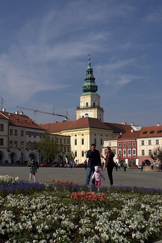 Květinová výzdoba na náměstí