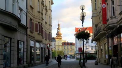 v pozadí stará radnice a museum