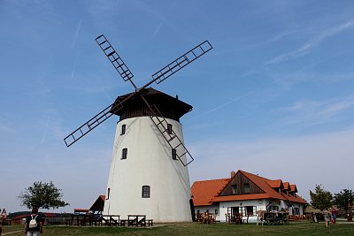 Rozhledna a chata Bukovanský mlýn na kopci Bukovina u Kyjova. Vyhlídková plošina ve výšce 11m, otevřena v r.2004. Krásné výhledy na Bílé Karpaty a Chřiby.