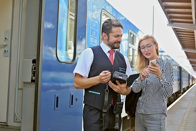 Digitální abeceda: Jak si koupit jízdenku přes mobil? Zde je podrobný návod