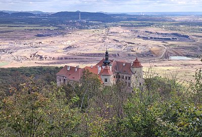 Zámek Jezeří shlíží na hnědouhelný velkolom ČSA