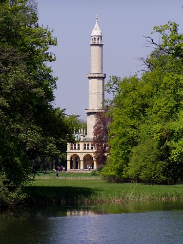 Rozhledna Minaret v Lednici je naše nejstarší rozhledna postavená v r.1802. Je vysoká 60m, má 302 schodů a tři vyhlídkové plošiny. Nejvyšší stavba tohoto typu v neislamské zemi.