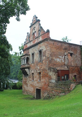 Zůstalo jen průčelí