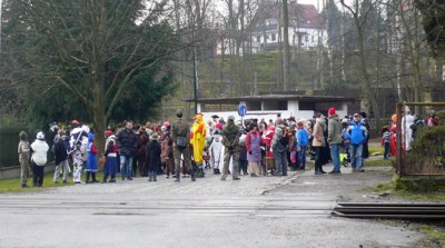 Průvod se znovu řadí po projití městem D.