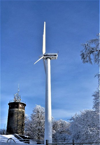 Rozhledna na sv. Hostýně ve výšce 735m, je vysoká 15m, vyhlídková plošina ve výšce 12m, 63 schodů, otevřena v r.1898, materiál kámen+dřevo