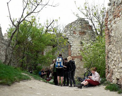 Turisté na hradě