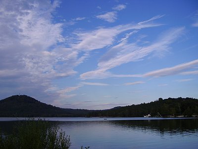 Andělská křídla nad jezerem