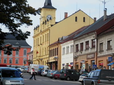 Husovo náměstí s radnicí