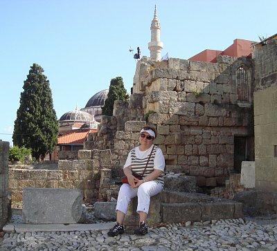 Odpočinek před Velmistrovským palácem. Rhodos.