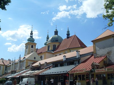 Pohled na sv. Kopeček i s prodejními stánky