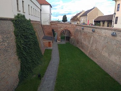 Špilberk nádvoří u vchodu do hradu od muzea