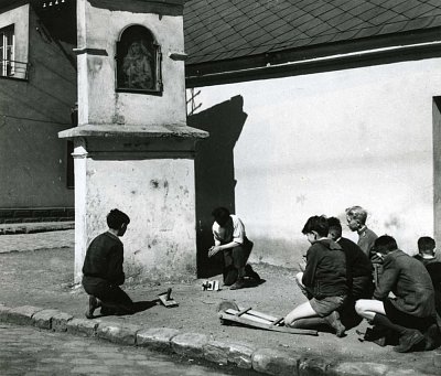 Uherské Hradsiště 1955, klepáči se modlí před pietou.jpg