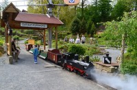 Jarní fotopříběh: Park miniatur - čekání na odjezd vláčku