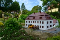 Jarní fotopříběh: Park miniatur - poštovní úřad s dostavníkem