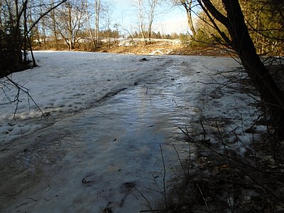 Potřebuji přejít na druhou stranu, po této ledovce to nerisknu.