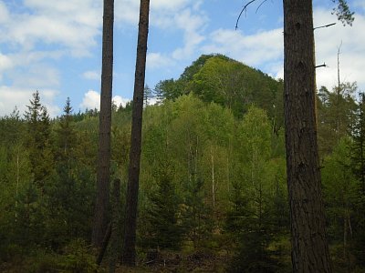 Chrastenský vrch nad námi.