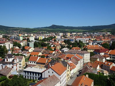 Vlevo dole kostel sv. Vojtěcha, v pozadí Hradiště