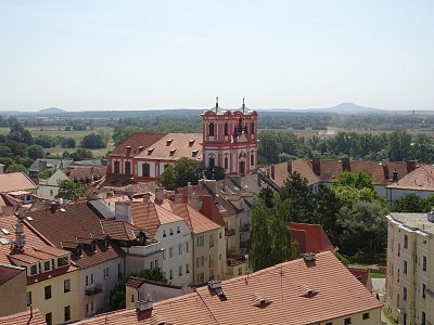 Kostel Zvěstování Panny Marie, v pozadí Říp