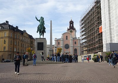 Kostel sv. Mikuláše, jezdecká socha a obelisk