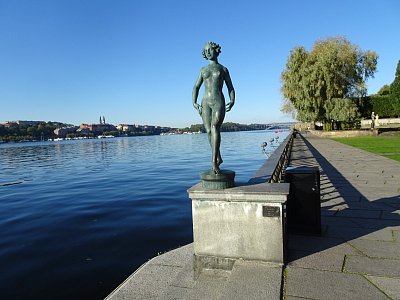 Stockholm, nábřeží u radnice se sochou dívky