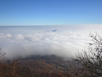 Vykukuje špička Lovoše