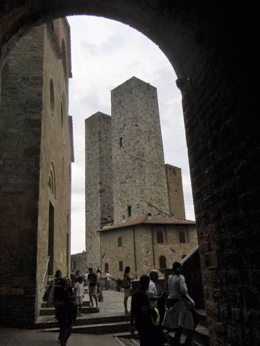 Mraky se stahují nad San Gimignanem