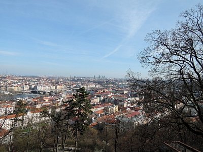 Pohled na Prahu z Vyhlídkové cesty - věžáky na Pankráci