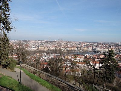 Výhled na Prahu z Vyhlídkové cesty na Petříně - Staré město, Národní divadlo