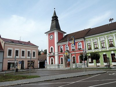 Radnice s věžičkou,  vedle ní v dálce vykukuje Oreb s kostelem Božího Těla