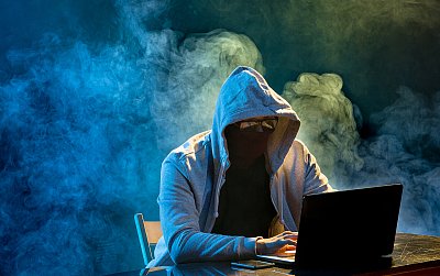 Podvodníci v kyberprostoru jsou stále rafinovanější, okradených lidí přibývá