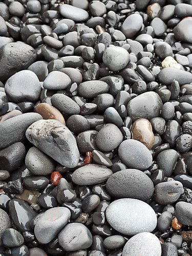 detail z černé vulkanické pláže  Reynisfjara, považována za nejkrásnější pláž Islandu a je zařazena mezi 10 nejkrásnějších netropických pláží světa