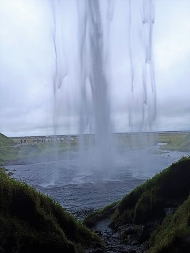 pod vodopádem Seljalandfoss