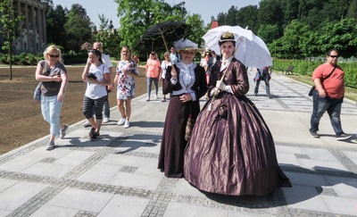 Magdaléna s Johanou na kolonádě