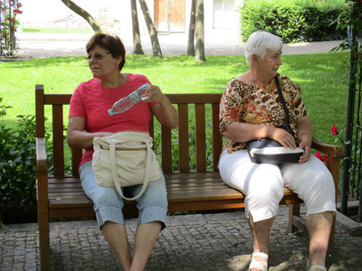 A pozor, Libuška kvedlá s flaškou a vyhlíží, koho pokropí.