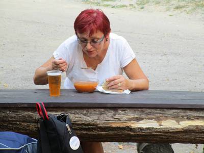 Alenka fouká, aby si nespálila rtíky