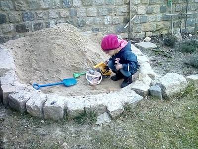 Babičko neboj, nenastydnu, sedím na bobku