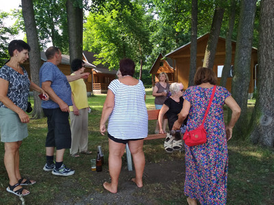 Hanka byla ve vodě a botky nosí v ruce.