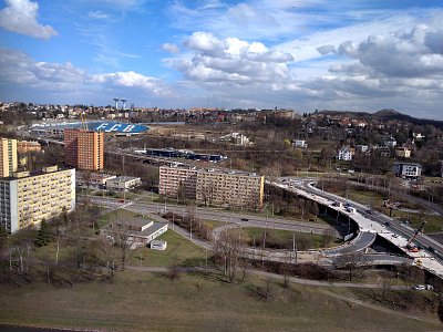 Nefunkční fotbalový stadion Bazaly - vlevo a kdo by si rád zajezdil autem po Ostravě, má opravdu příležitost