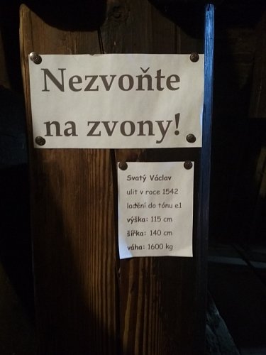 Náš průvodce má svolení zazvonit na Viléma-nejstarší zvon v Čechách.Zněl krásně a dlouho.