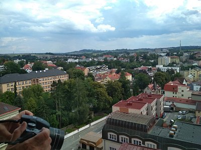 Vlevo škola současná,v pozadí kopec Vysoká