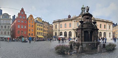 Náměstí Stortorget s kašnou a Nobelovým muzeem