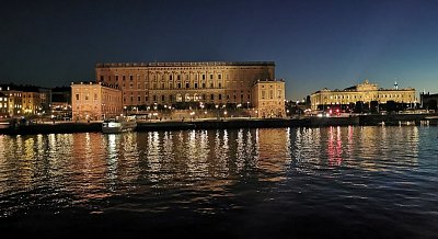 Večerní Královský zámek a parlament